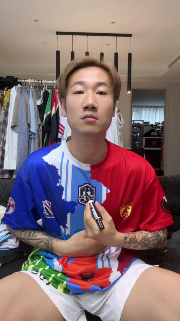 声援韦世豪？旧将荣昊涂黑运动活动    服  前的泰达队标  ：作为男人谁能忍？