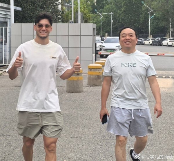 记者：萨尔瓦多负伤  部位淤血严重，预计要两周后才能做复位手术