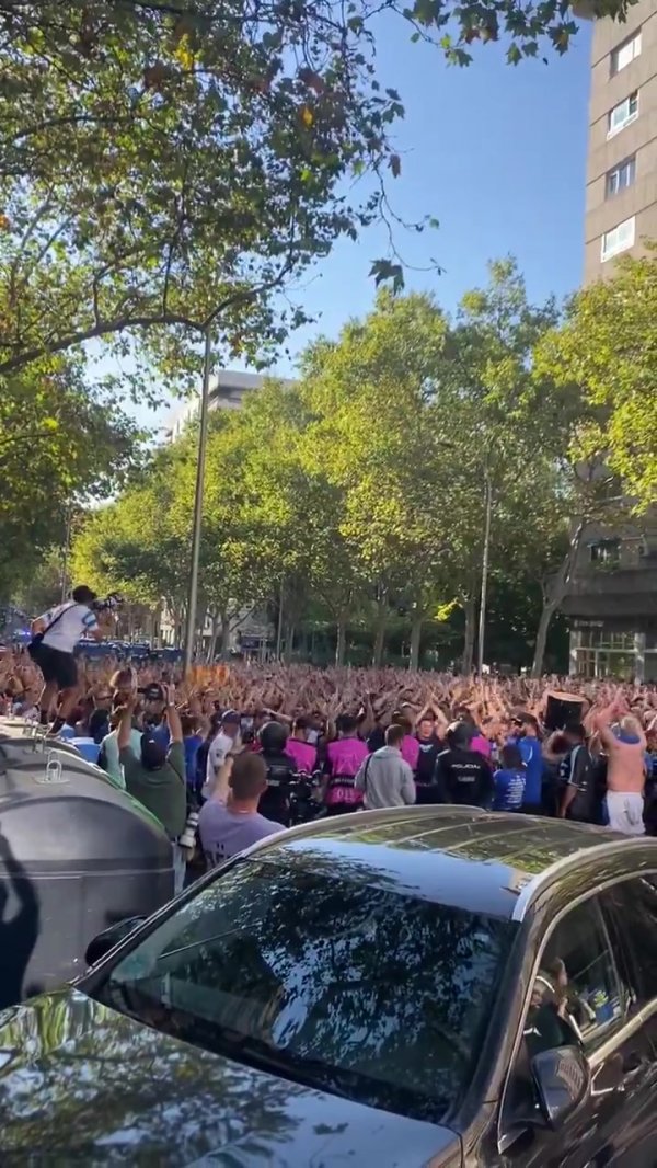 大战一触即发！4000马赛球迷齐聚马德里街头，即将前往伯纳乌