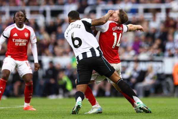 居然没吹违例 ⁉高清图捕捉约克雷斯被“捂脸绑架”瞬间📸 居然没吹违例 ⁉高清图捕捉约克雷斯被“捂脸绑架”瞬间📸