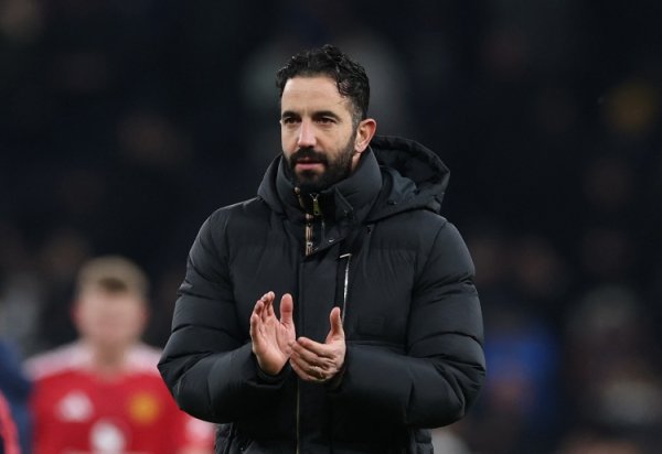 英媒:球员和阿莫林的家人受邀前往卡灵顿观看练习 ,参加曼联活动 英媒:球员和阿莫林的家人受邀前往卡灵顿观看练习 ,参加曼联活动