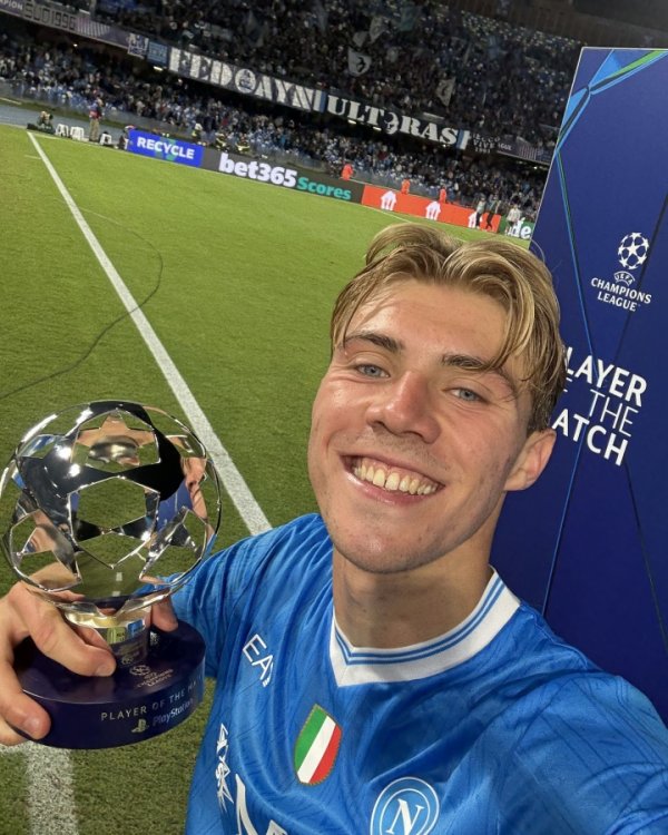 是真的开心😆霍伊伦和欧冠最佳奖杯自拍，笑容阳光简直爆表