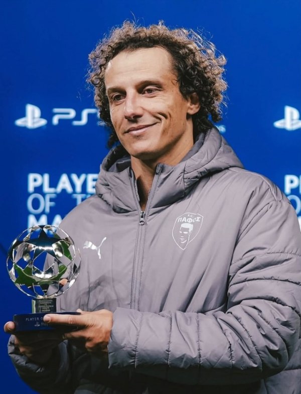 10人作战近90分钟零封!38岁大卫-路易斯4射3正10解围,获欧冠最有价值球员 10人作战近90分钟零封!38岁大卫-路易斯4射3正10解围,获欧冠最有价值球员