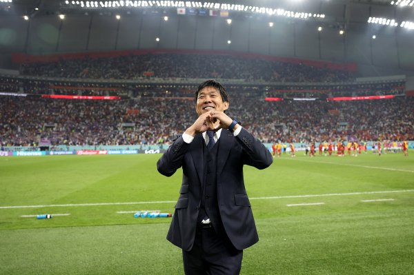 有能名将,日媒:森保一赛后发布会长达47分钟,离开时向记者比心 有能名将,日媒:森保一赛后发布会长达47分钟,离开时向记者比心