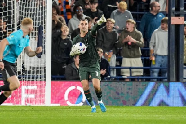 卢顿守门员:老友威尔希尔成为自己主指导教练员很奇怪 会靠实力争取杆位 卢顿守门员:老友威尔希尔成为自己主指导教练员很奇怪 会靠实力争取杆位