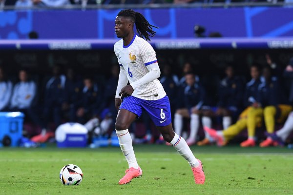 改踢左后场球员？队报：法国中场球员角逐  剧烈  ，卡马文加面临改位置的抉择