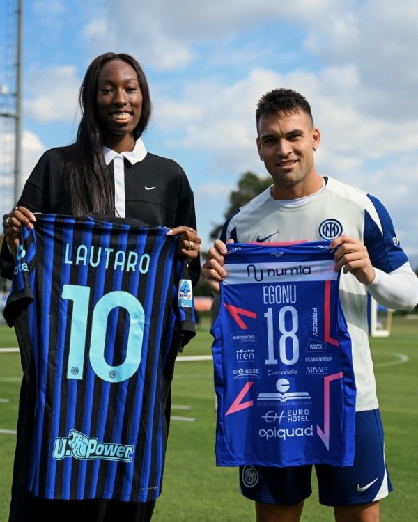 意大利女排球运动活动 员、奥运第一名 埃格努造访国米,与劳塔罗互换运动活动 服 意大利女排球运动活动 员、奥运第一名 埃格努造访国米,与劳塔罗互换运动活动 服