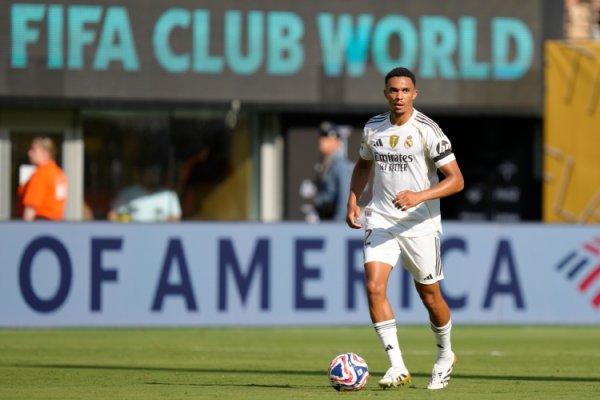 斯洛特：感激阿诺德上赛季夺魁  巨大贡献，看他穿白色运动活动    服  有些奇怪