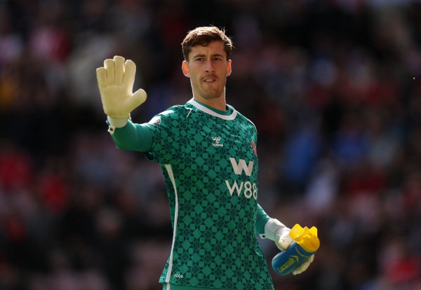 22岁黑猫守门员罗夫斯本赛季33次抢救  是英超最多，抢救  成功率列第2