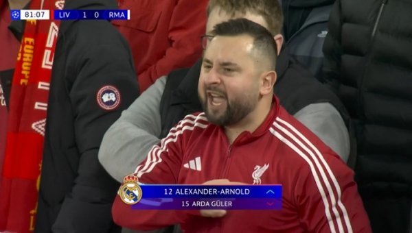 贴脸开大!阿诺德为皇马后备 登场时遭红军球迷手指+亲吻队标 嘲讽 贴脸开大!阿诺德为皇马后备 登场时遭红军球迷手指+亲吻队标 嘲讽