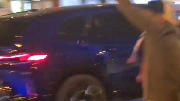 开心！赫伊森父子鸣笛与皇击鞠  迷互动，庆祝国家德比取胜