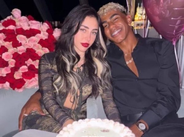 👀记者:前女友与亚马尔分手后,被看到与知名博主一同参加派对 👀记者:前女友与亚马尔分手后,被看到与知名博主一同参加派对