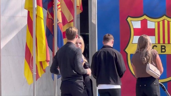 续约在即!德容抵达巴萨总部,准备正式签署新合同 续约在即!德容抵达巴萨总部,准备正式签署新合同