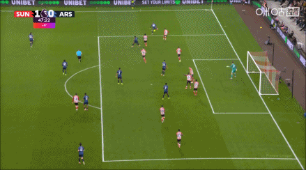 好机会没进！萨卡顶球回做，萨利巴十二码球点附近抽射打飞