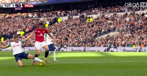 登场28分钟伤退!舍什科单刀赴会机会未能起脚,范德芬急速回追破坏 登场28分钟伤退!舍什科单刀赴会机会未能起脚,范德芬急速回追破坏